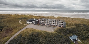 Hotel ’t Punthoofd bij Formerum op Terschelling is verkozen tot minst fraaie gebouw in de Wadden. Een goed voorbeeld van een locatie waarvoor snel een bruikbaar plan gemaakt moet worden.